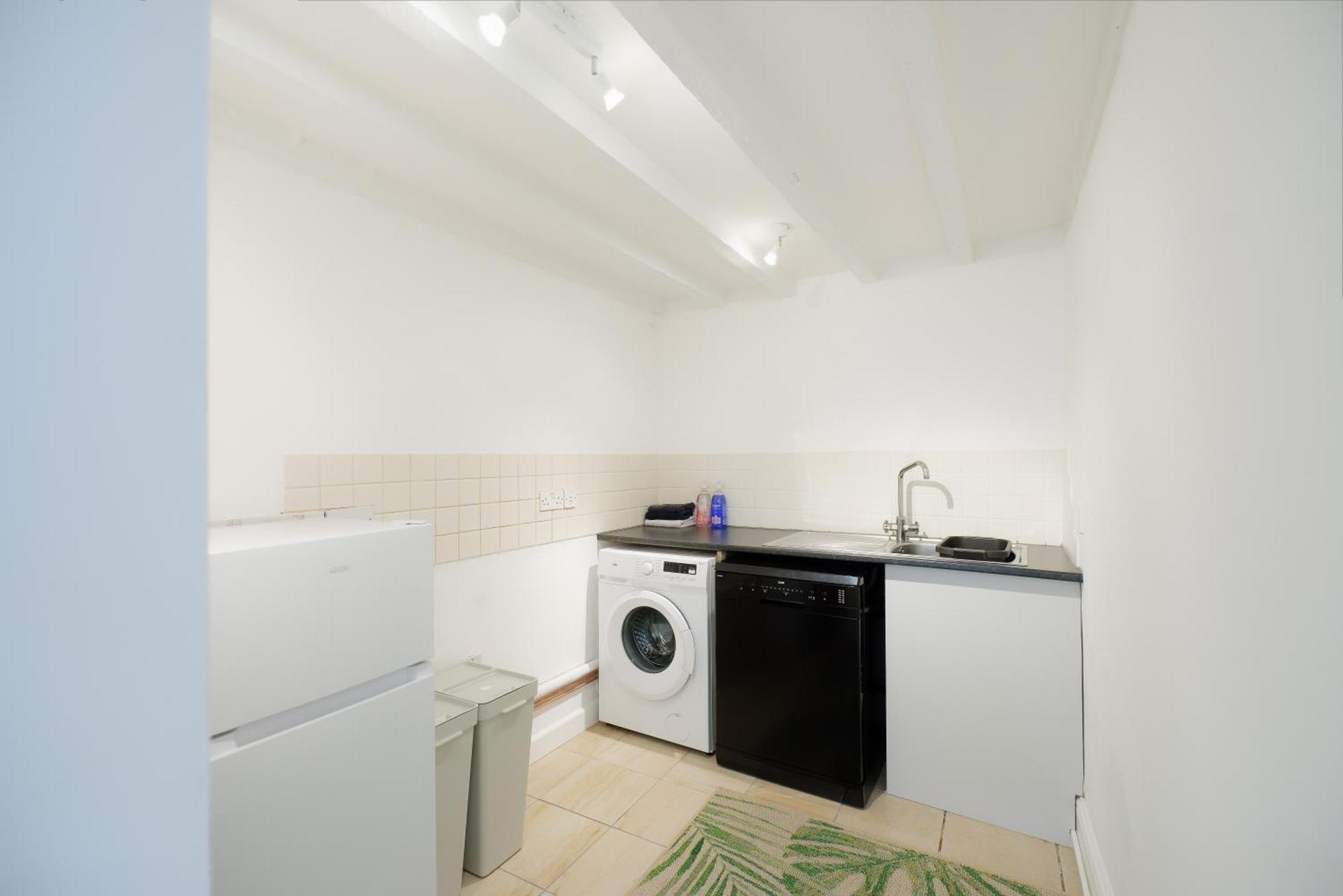 Stayright 3 Bed Home Near Hiking Trails & Parks Llwynypia Exteriör bild