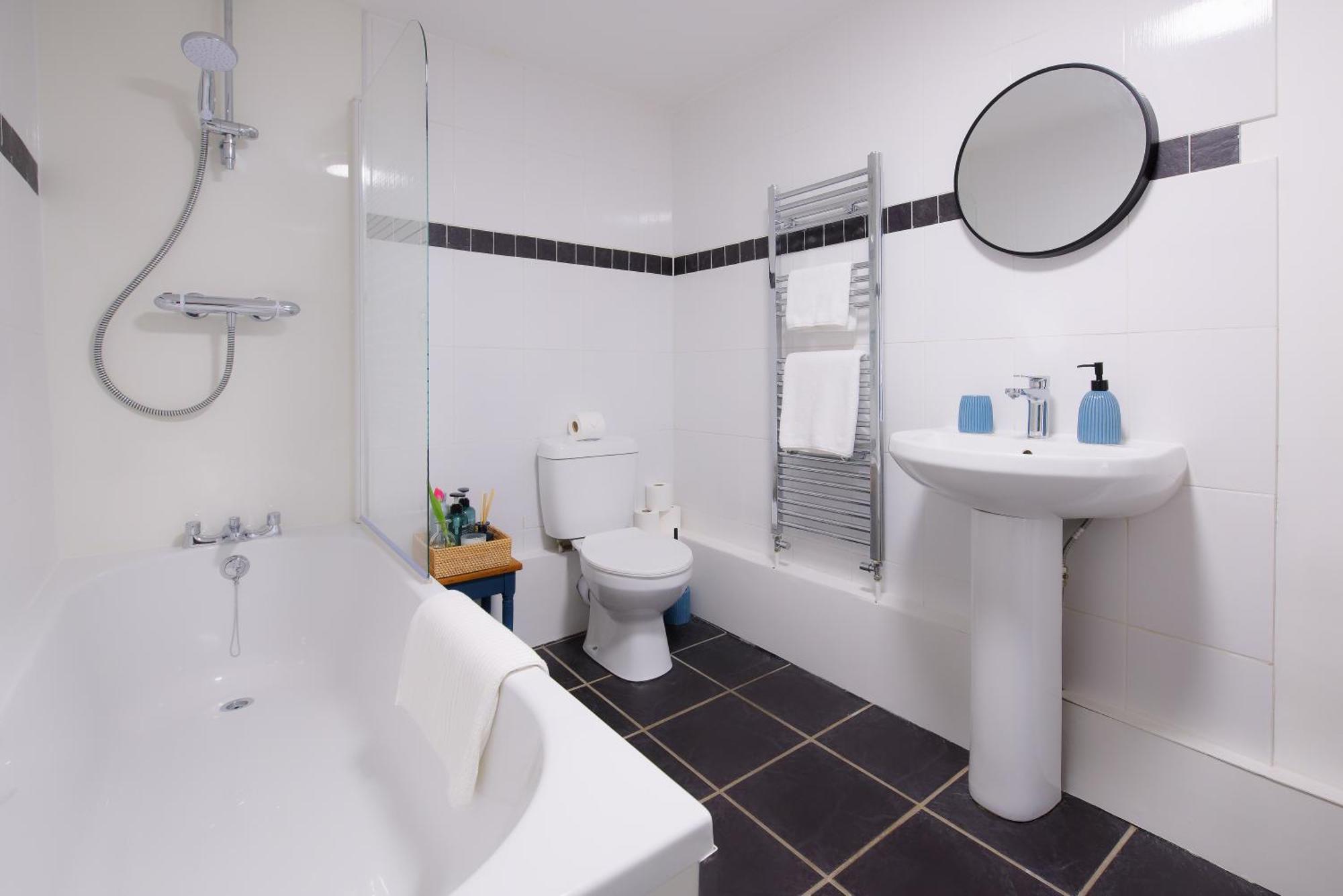 Stayright 3 Bed Home Near Hiking Trails & Parks Llwynypia Exteriör bild