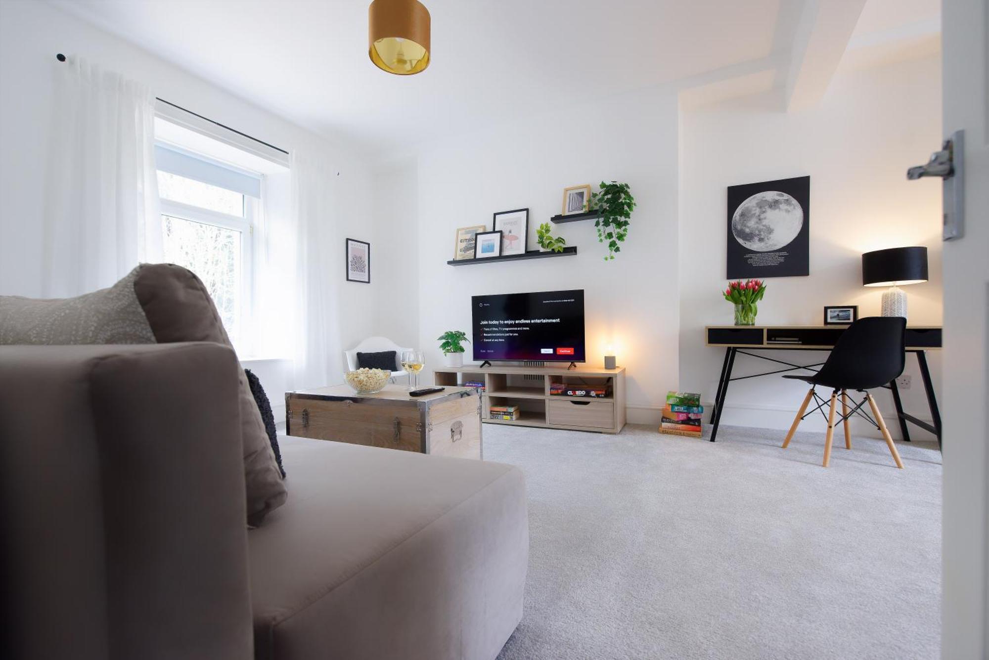 Stayright 3 Bed Home Near Hiking Trails & Parks Llwynypia Exteriör bild